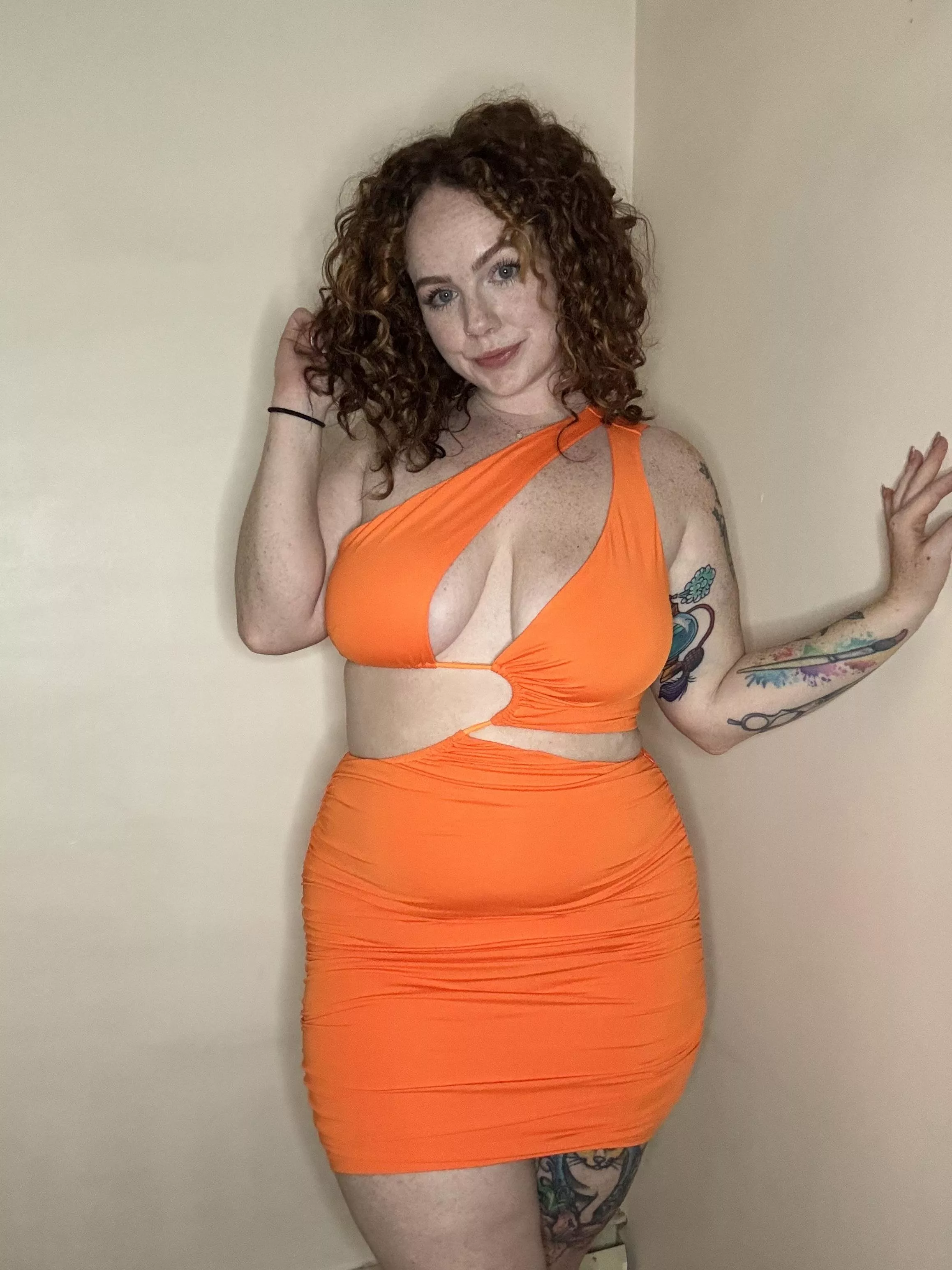 Orange brings out my freckles and blue eyes posted by Spicysubsam