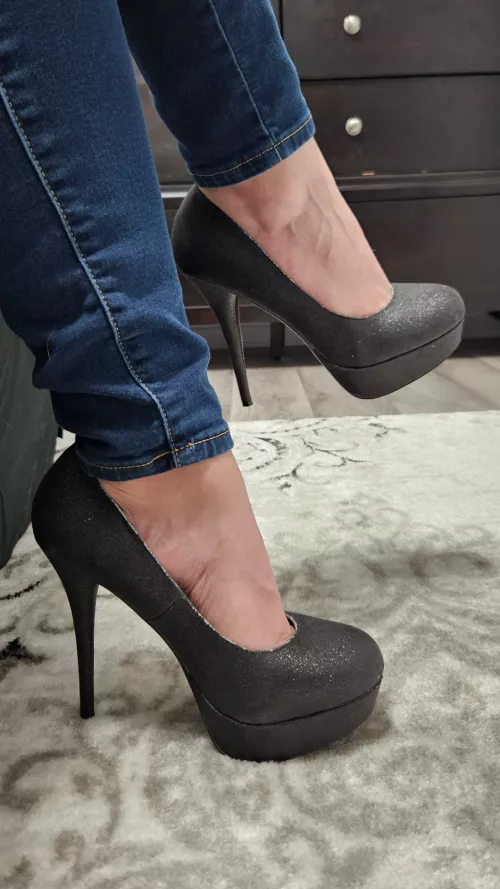 Sitting..crossed by Foot_Milf