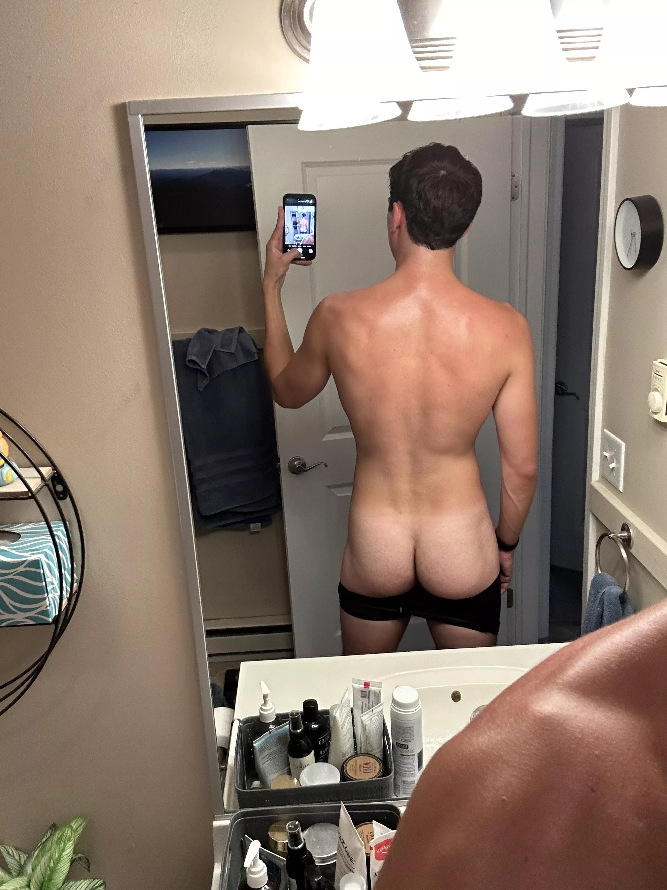 [27] how’s my ass looking bro? posted by pilotboixxx