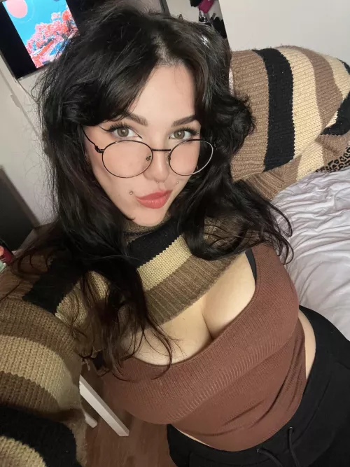 Are glasses sexier than anything else F19 ;) by evelynxfox