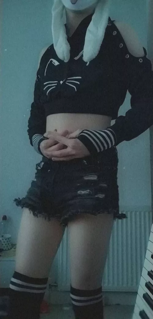 Is it bad that I don't show my face...? 🥺 by Blue_Fem