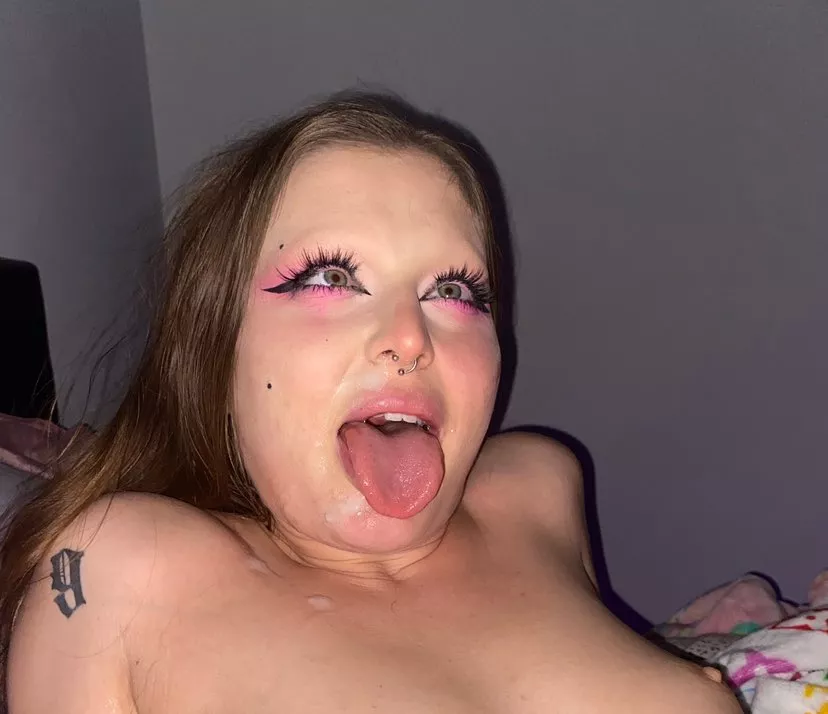 She can't get enough of my cum on her face posted by Medusamannn