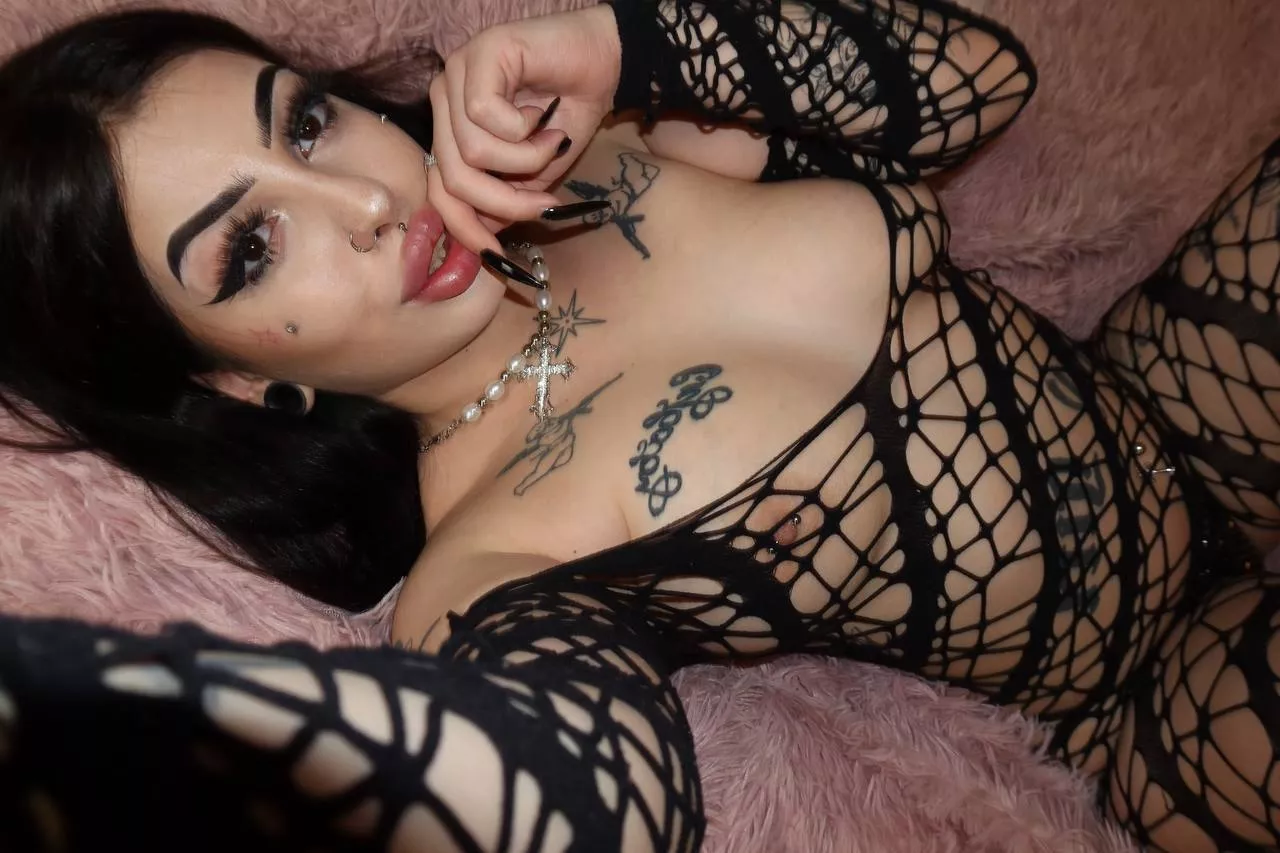 These lips can suck in a big cock posted by exultantparallel22