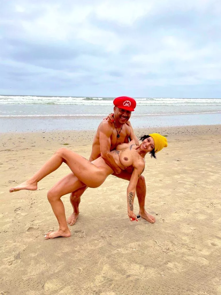 Couple traveling Nov looking for couples & single ladies to hang out posted by Hollywooddavid