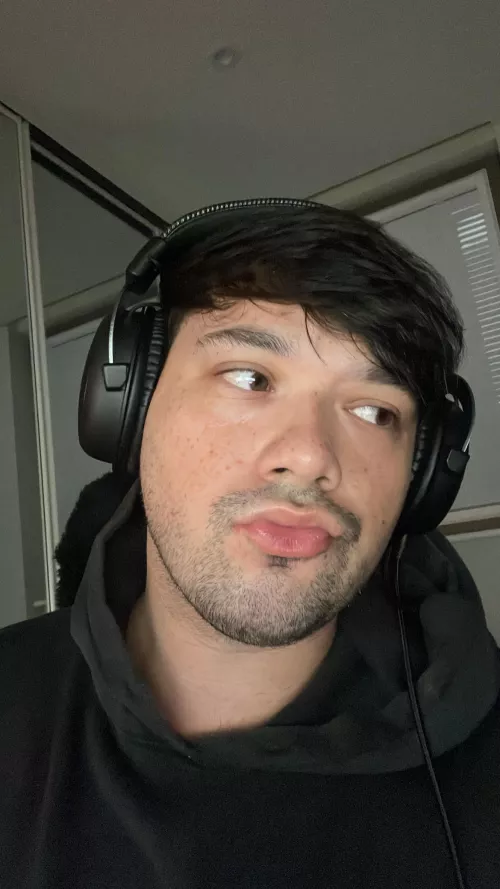 It’s Friday evening which means work is done… which means its the weekend, which means…. 🎮 by Reeeceh