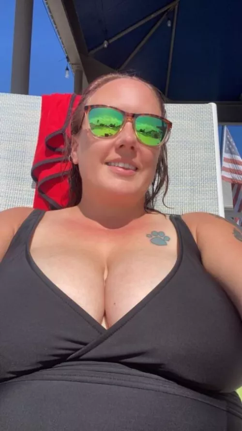 Love the sun kissing my skin @louisewalker_wildin by caddywak