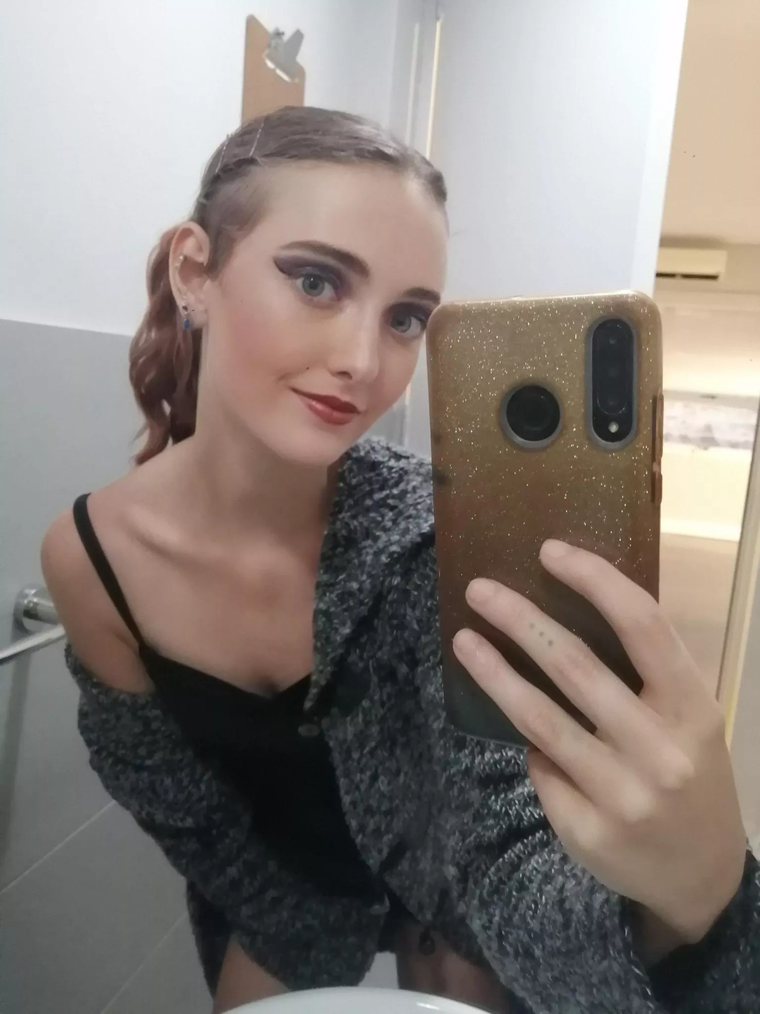 Mirror selfies help me appreciate my unique beauty F18 posted by dewcarrot