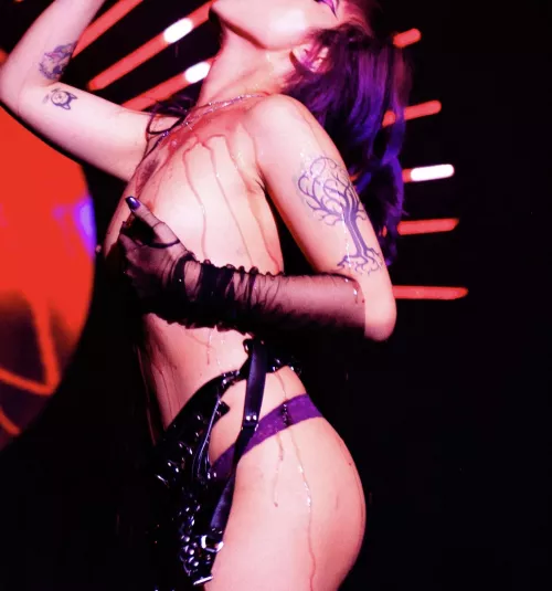 Pour the glass of wine for a dom play last week, I wonder how many good boys wanted to clean my body with their mounts. Hot or not do you think? by loviedao