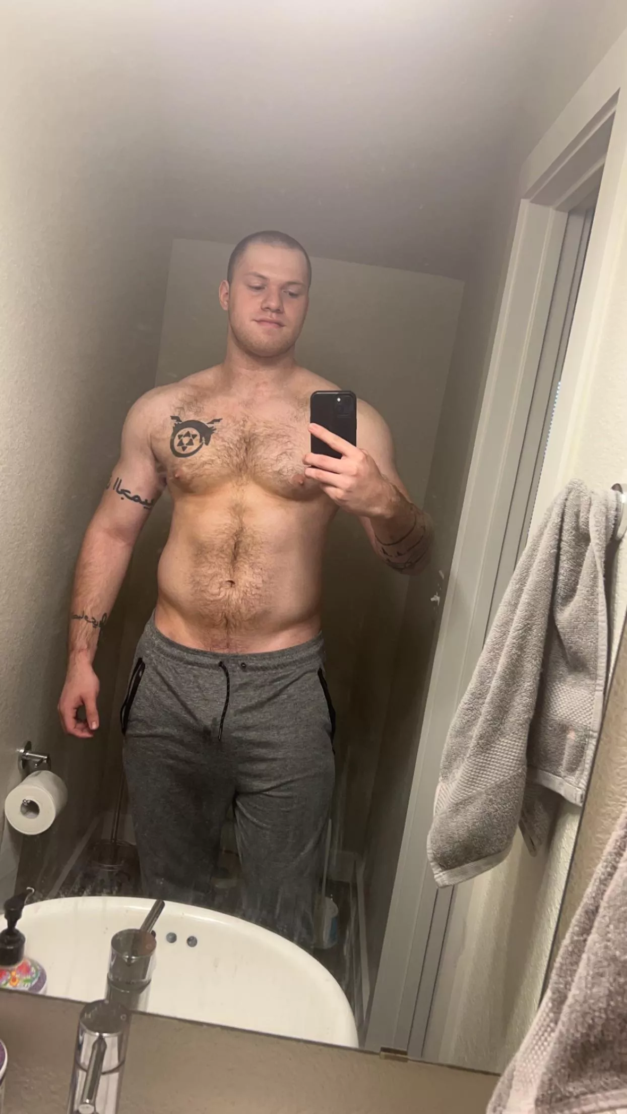 21, 6’5, dm me ;) posted by iwanttobeasugarbaby