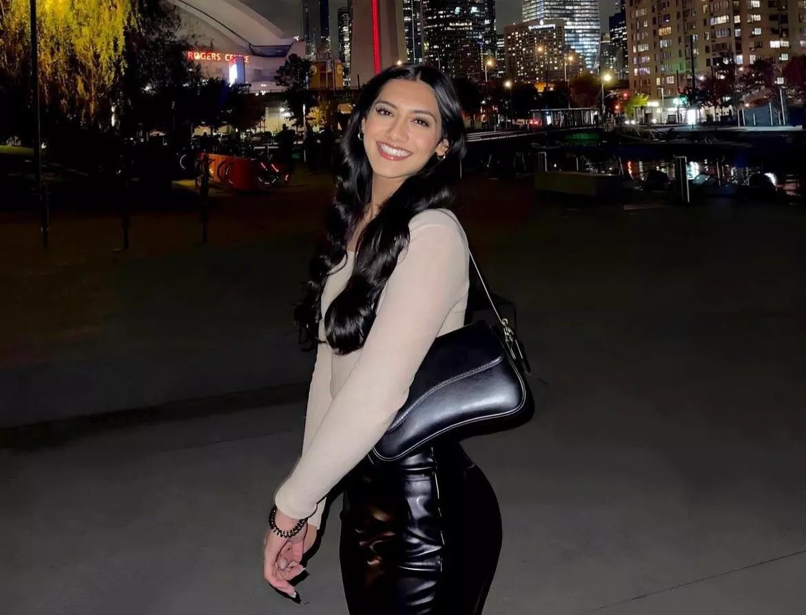 Cute smile posted by Mysterious-Green-538