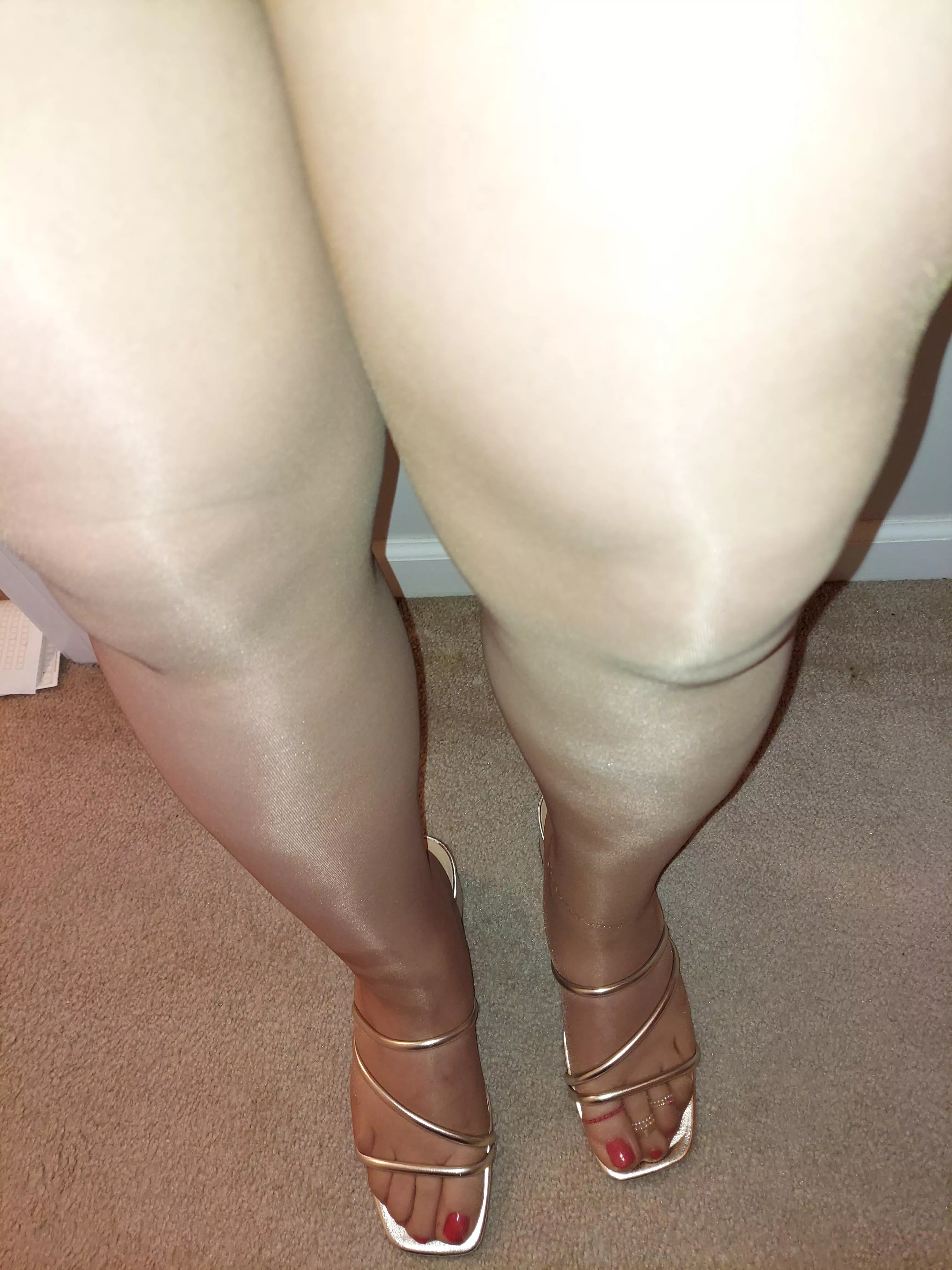 do you like sandals that show lots of nylon feet ? posted by HolliesHose