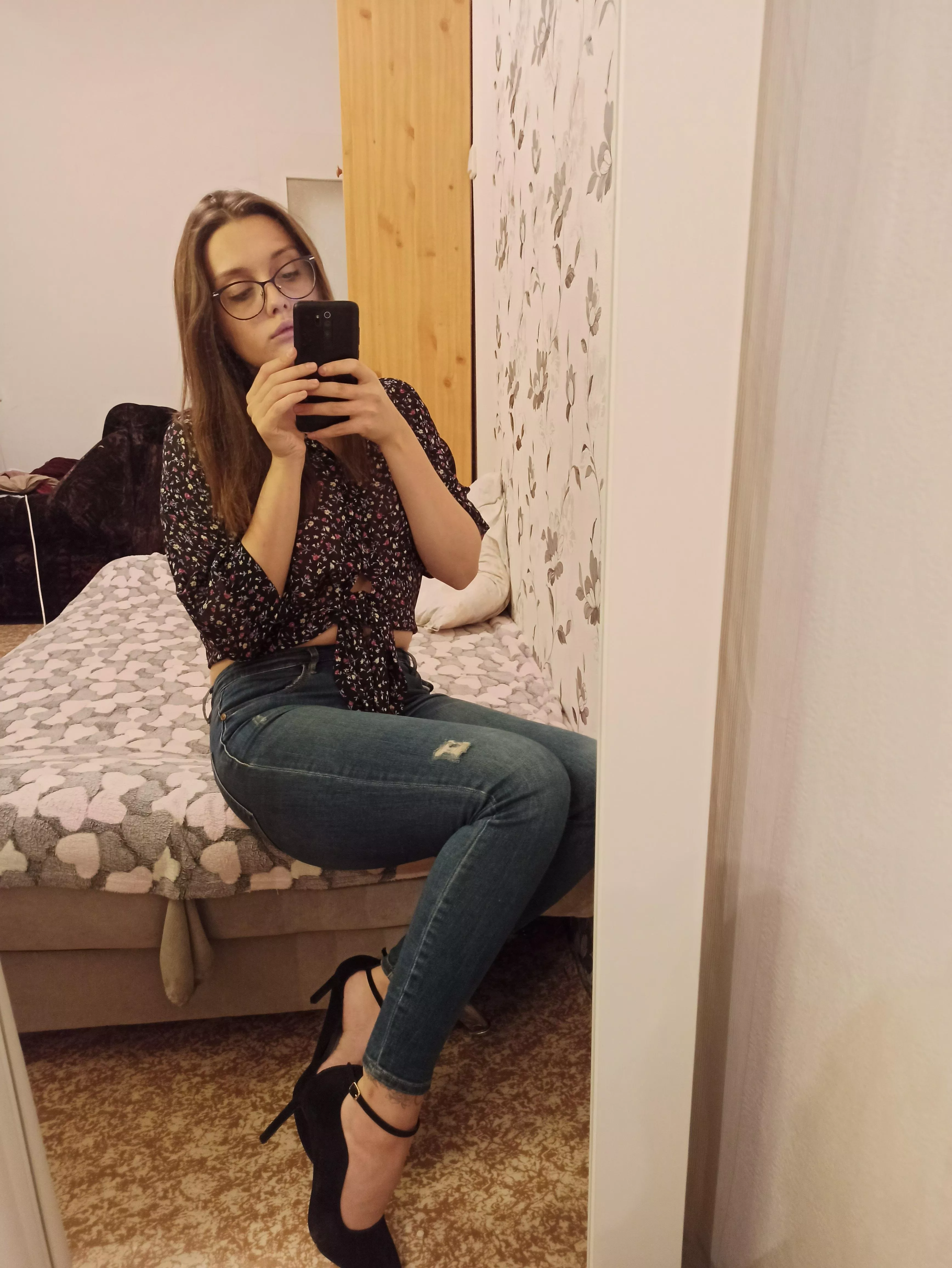 Do you like secretaries with heels like that? (F) posted by Honey_69_