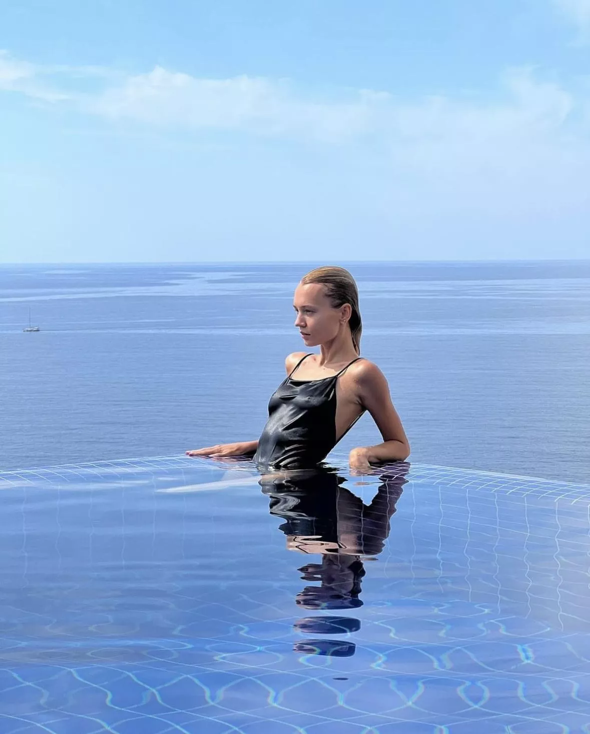 Gazing blond posted by humoralBalkans71