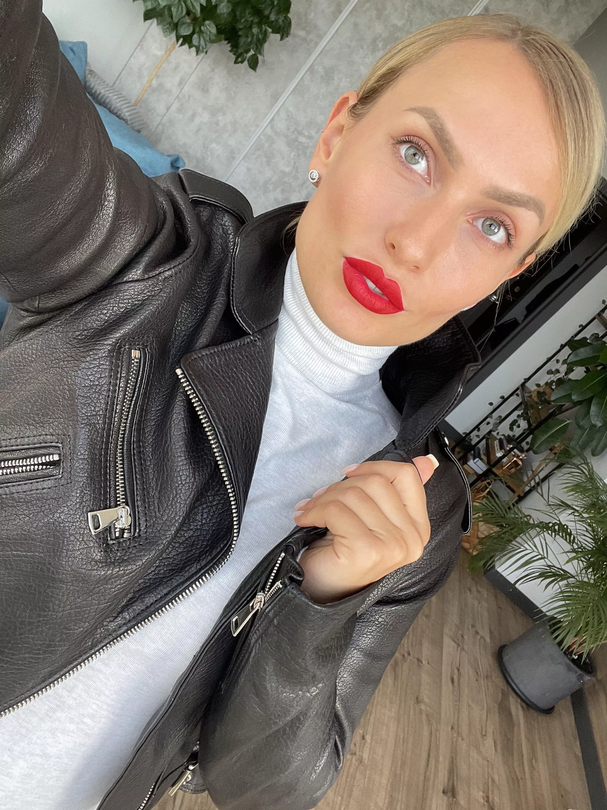 I heard you like mature blondes here :) posted by shortattach