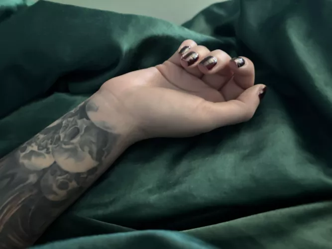 Sleepy hands by sirenskiss3