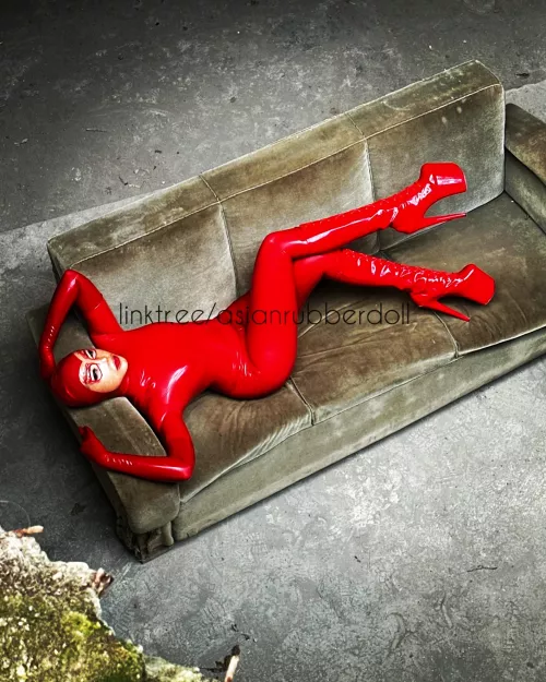 What would you like to kiss first? by latex-desire