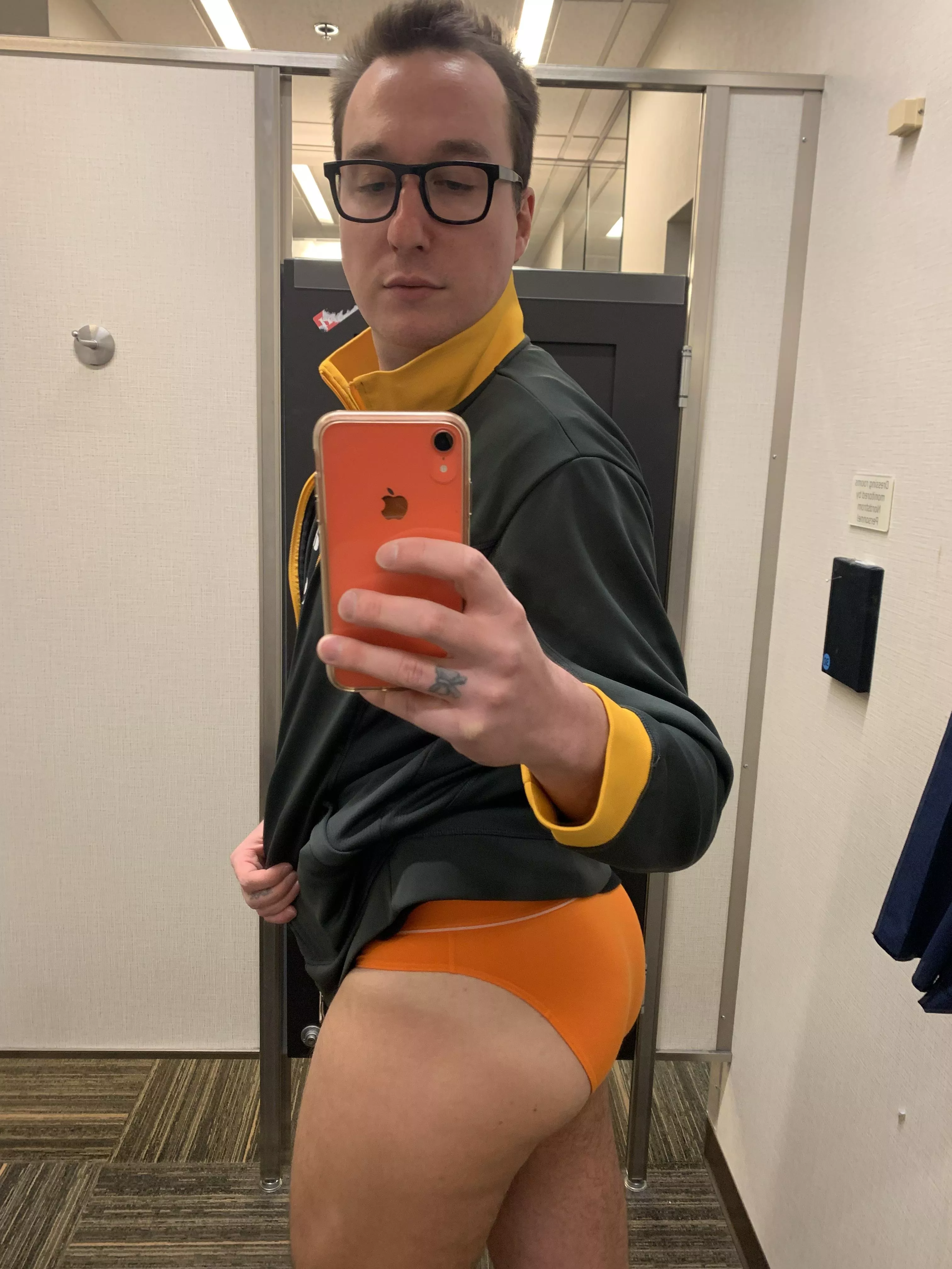 Selfie in the changing room posted by JonasDelvey