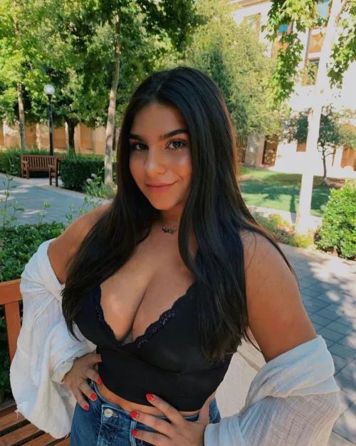 Sexy cleavage by jobudtx