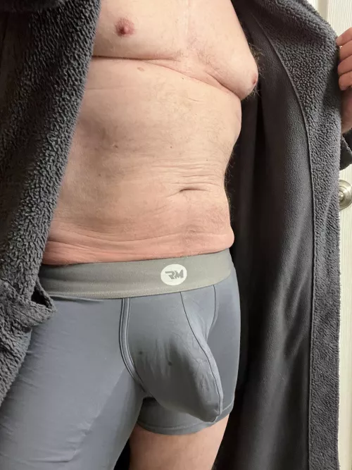 Under the robe by voyeurme