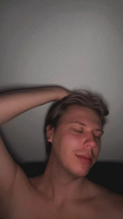 22yo guy looking 4 new friends :3 by _ShyGaymer_