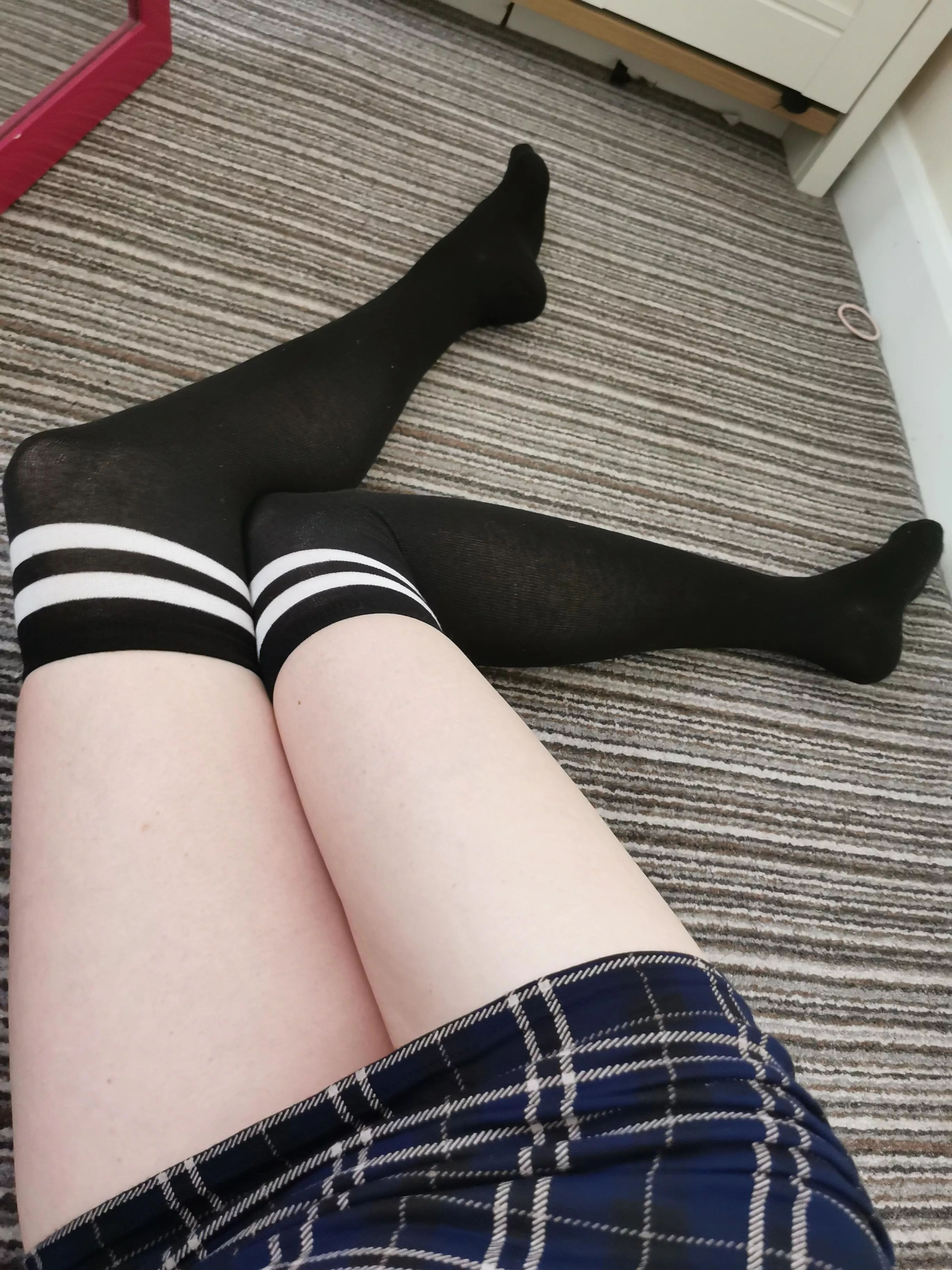 Chilling in my black kneesocks posted by aprilrosejonesx
