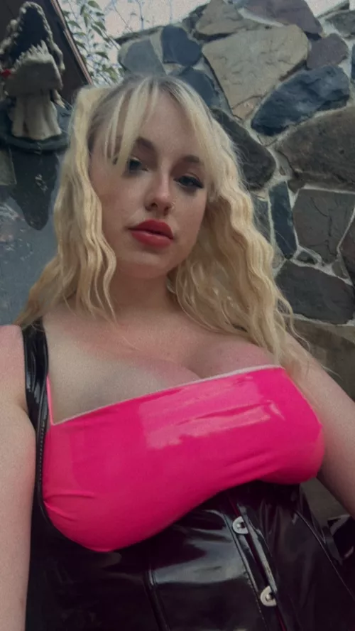 I love obedient bitches, how would you behave if you had a mistress like me? by JenniferCoope