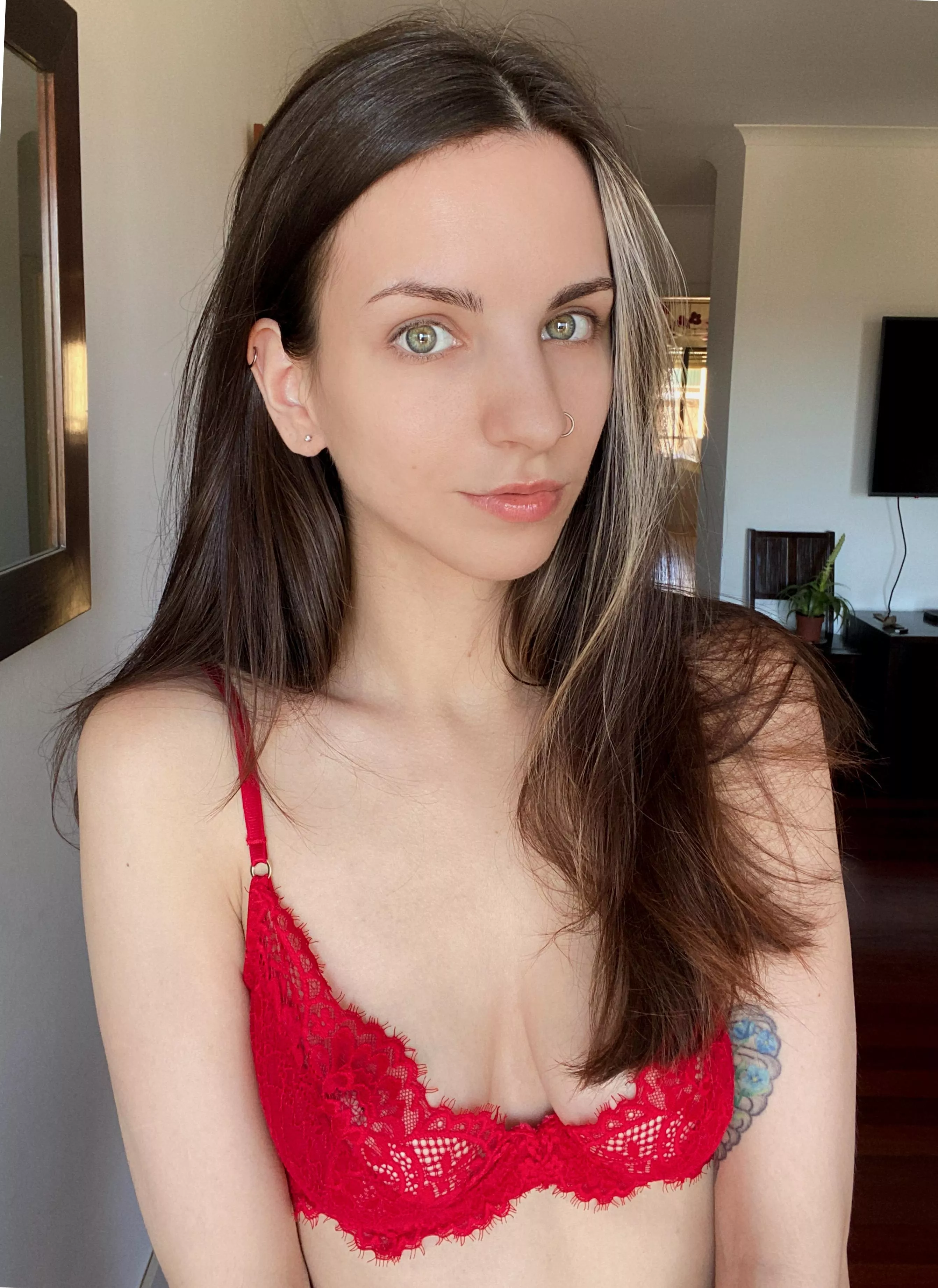 I think red makes me look good [f] posted by lisa_joyce