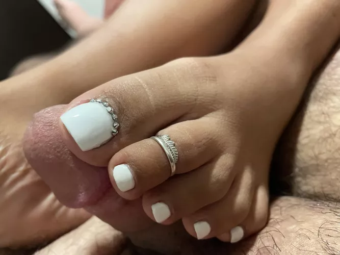 My white toes make him cum fast by luvlylatina