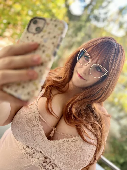 Taking selfies for you by curvy_cinnamon