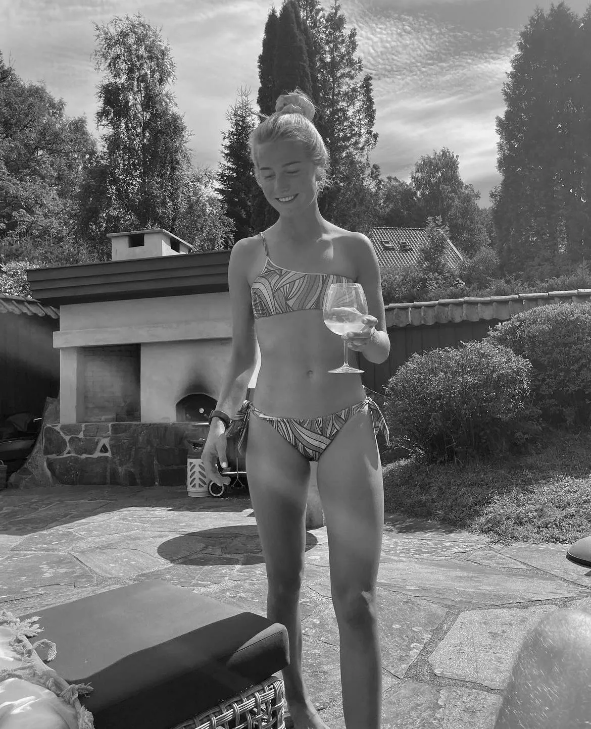 Thin and curveless posted by Tuhiko