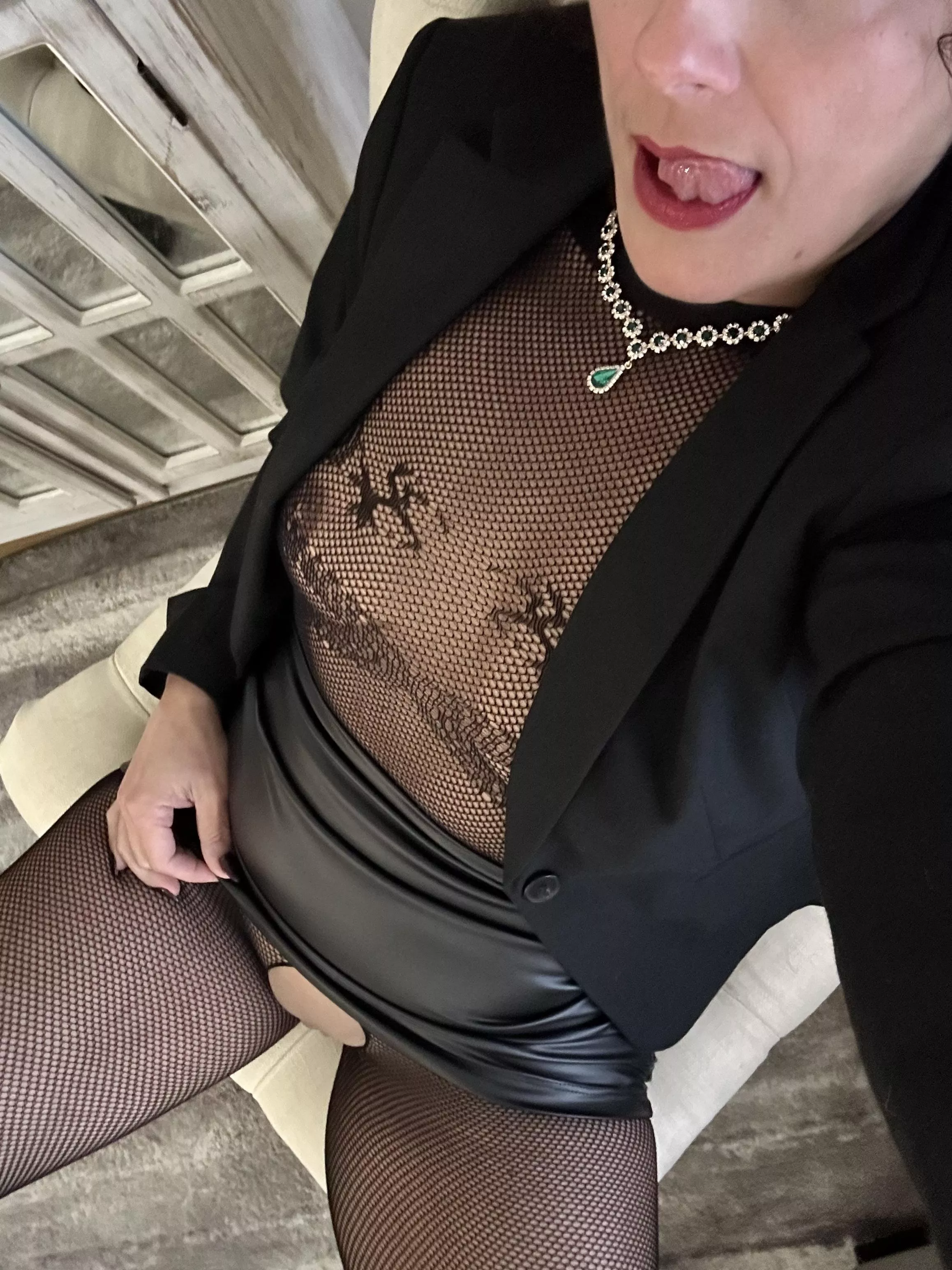 This milf gets all wet with her fans help. Say hi to this milf at the link below. posted by PennyS777