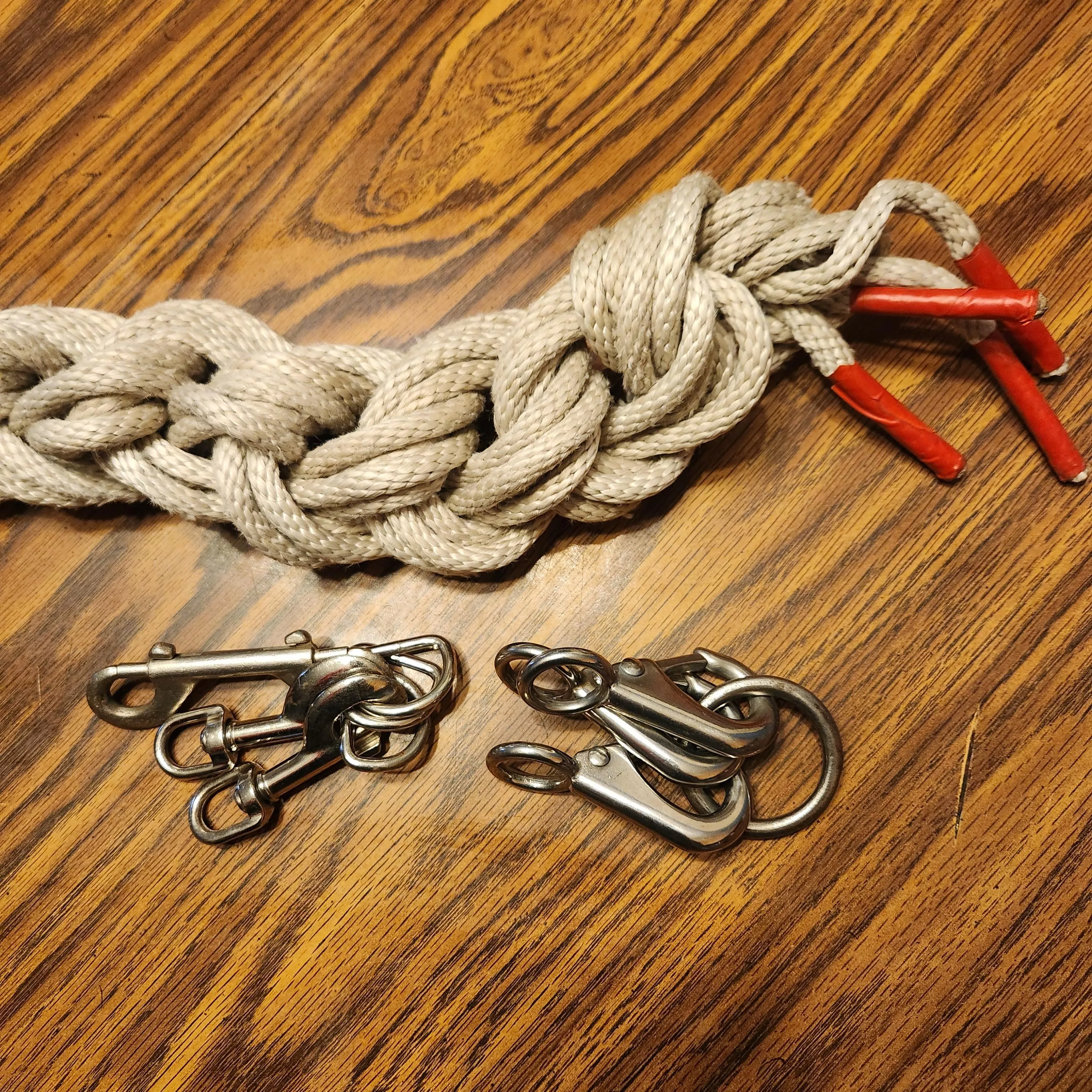What types of bondage can be done with 4 pieces of 10' rope and some hardware, in a hotel room? posted by adamthebad1