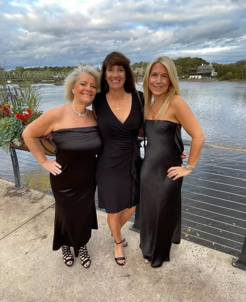 Classy women by Redditsurfer55