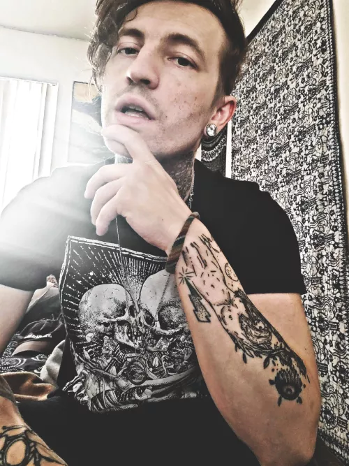 Flowers leaning toward the sun by deadpoetdaddy