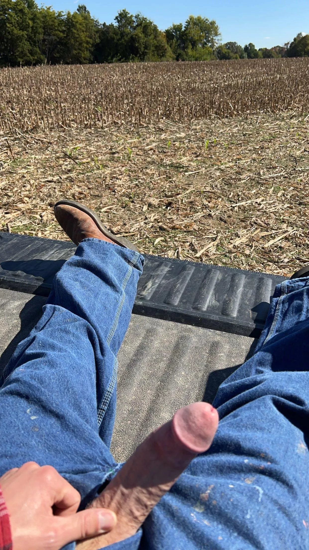 My way of relaxing after a long days work😏🌾 posted by johnnypleasures