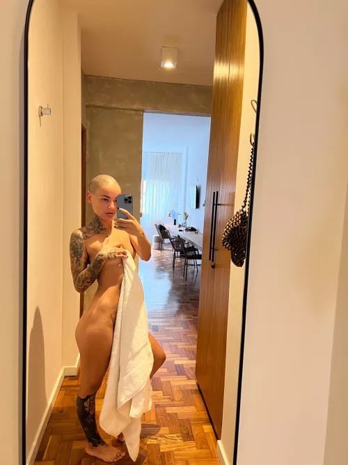 Short hair, big butt by Salyxnoa