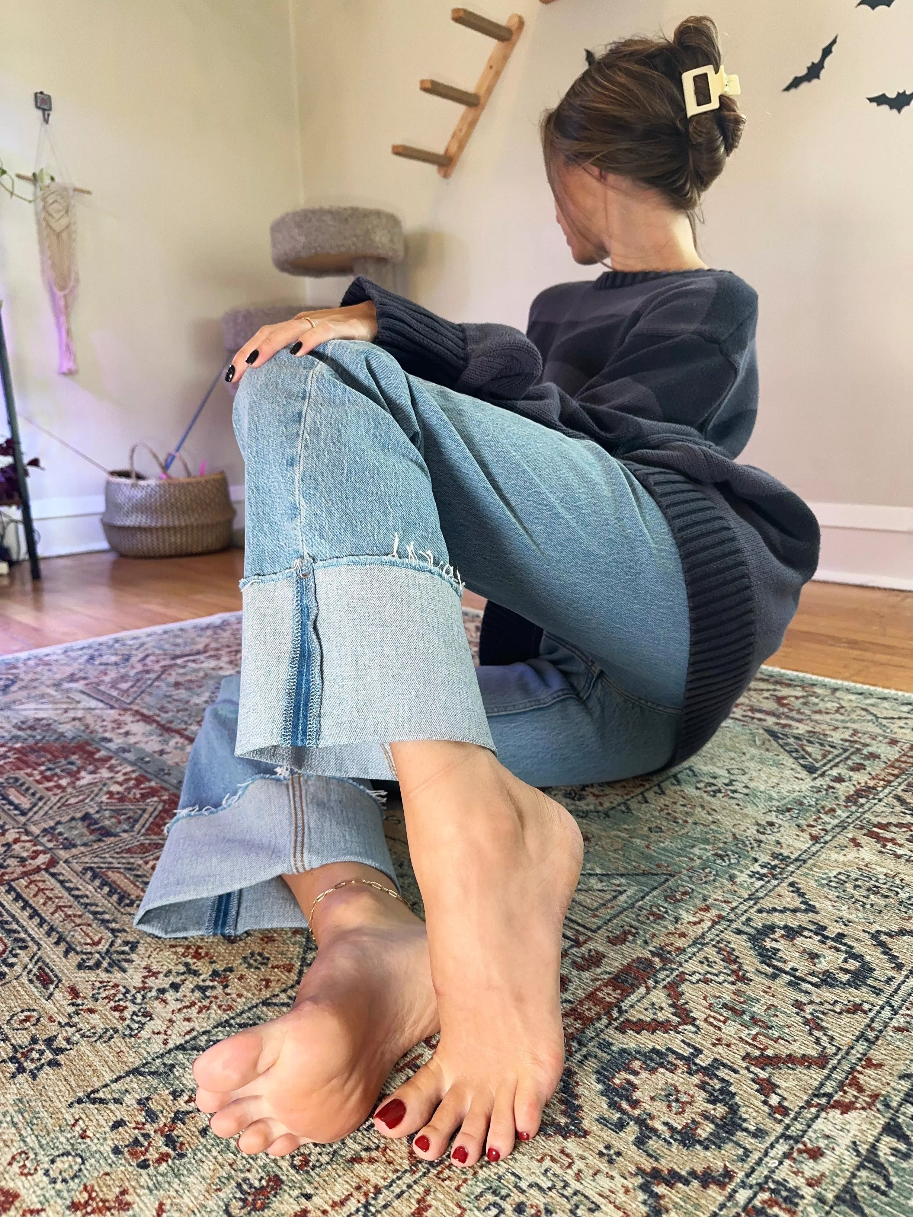 You look like you give great foot rubs, is it true? 😏 posted by janec00k08