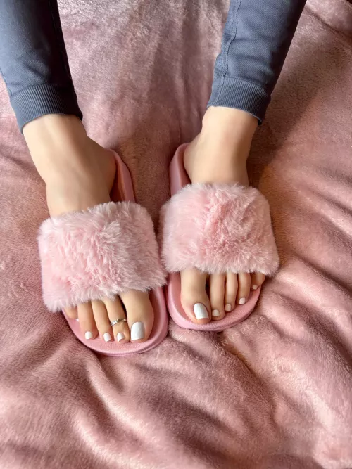 can’t say no to white nails, can you? 🤭🤍 by knuspi_feet