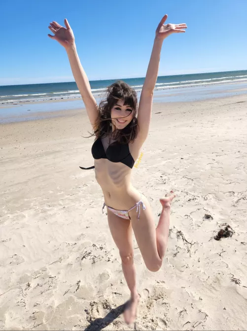 [f] smol and portable you can even carry me to the beach ☀️ by smolrug