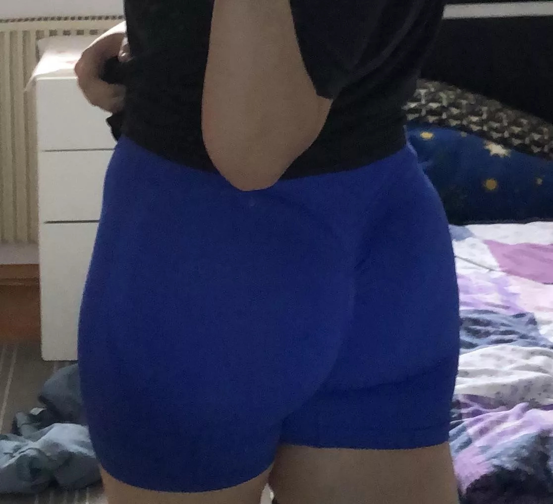 hey w das sind meine neuen geilen leggins :) posted by Hot_Bed8168