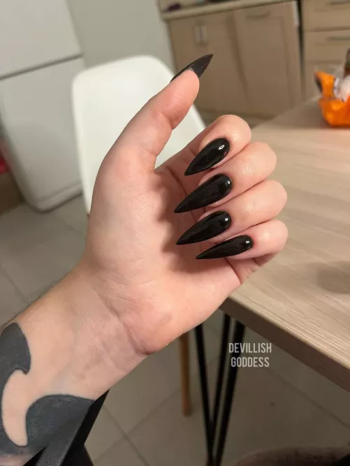 mesmerizing power of black nails by devillishgoddess