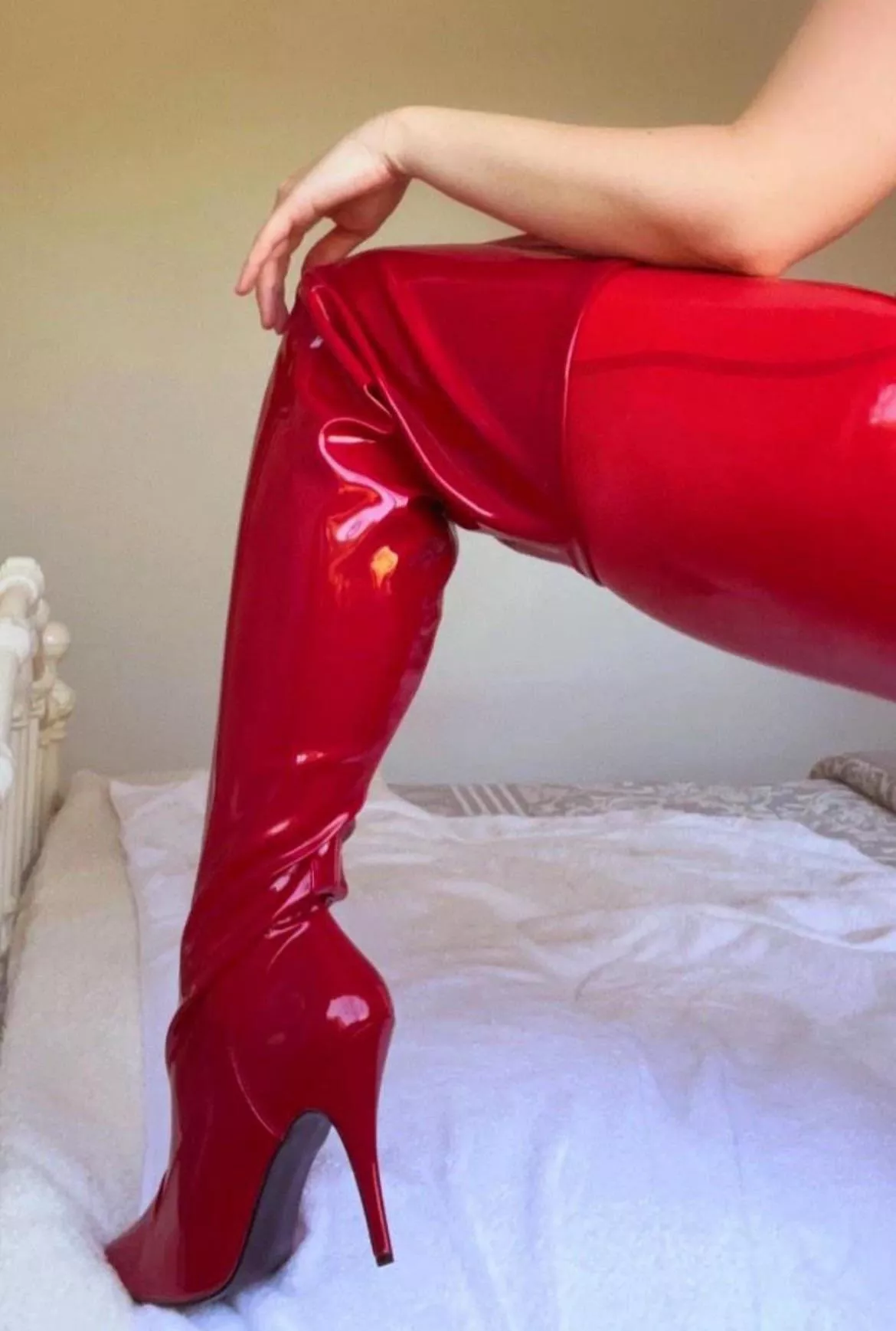 Mistress and her red boots 👠 posted by MistressLolaInLatex