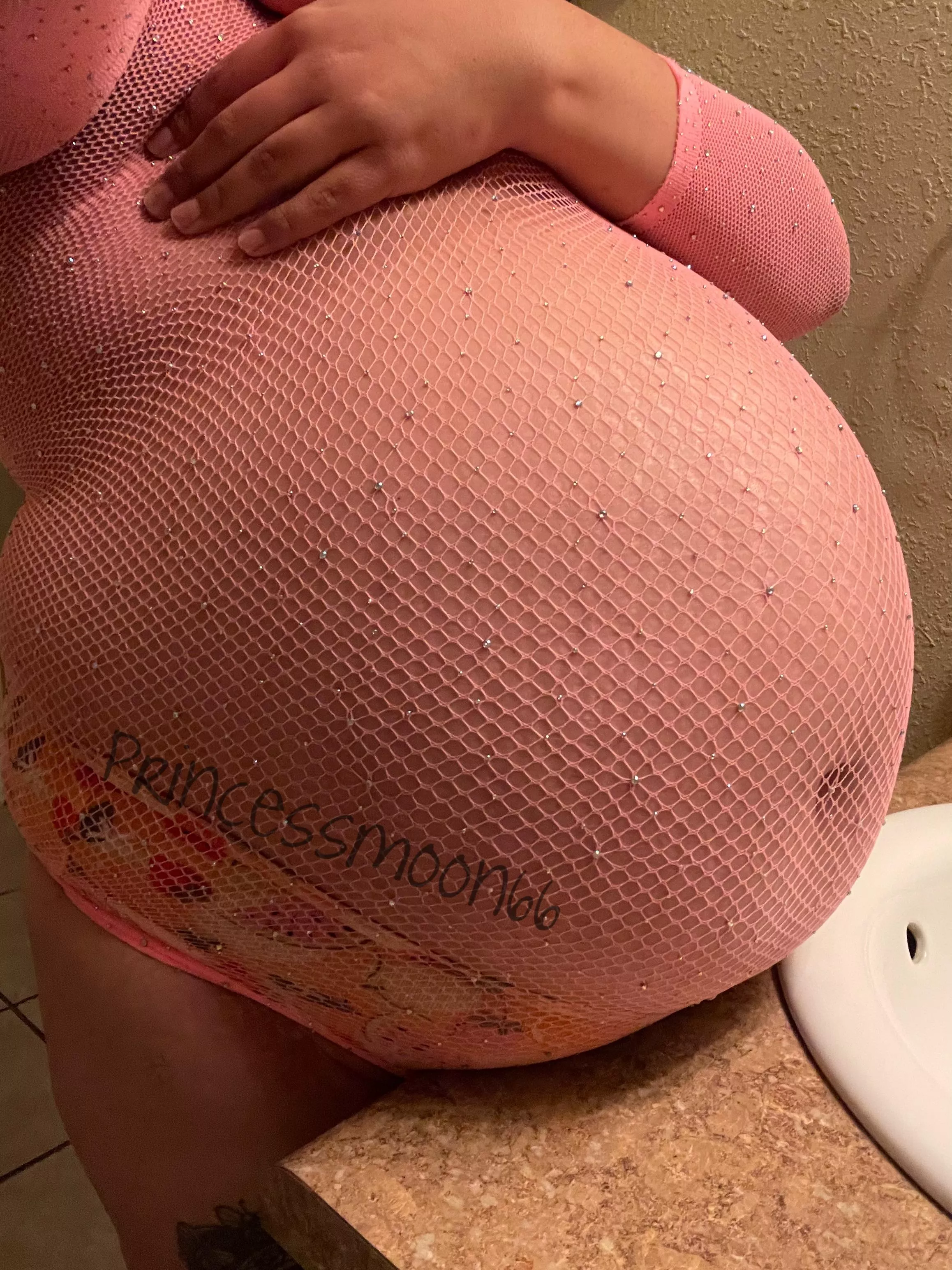 32 weeks 💕🤰🏻 posted by Milkymooon66