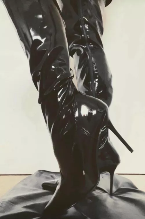 A slaves true position 👠 by MistressLolaInLatex