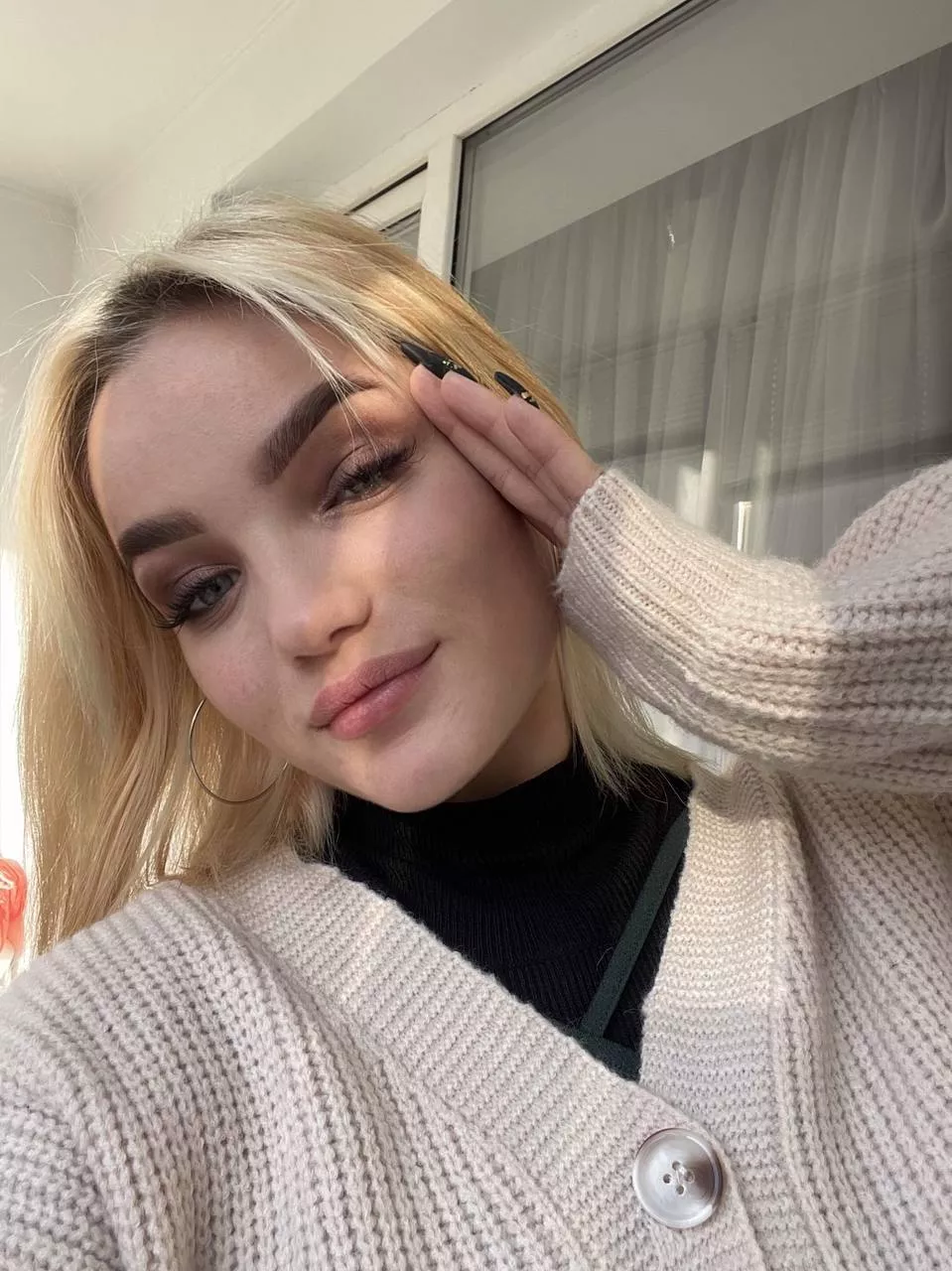 Doing my best to look gorgeous for you! posted by wondercutie