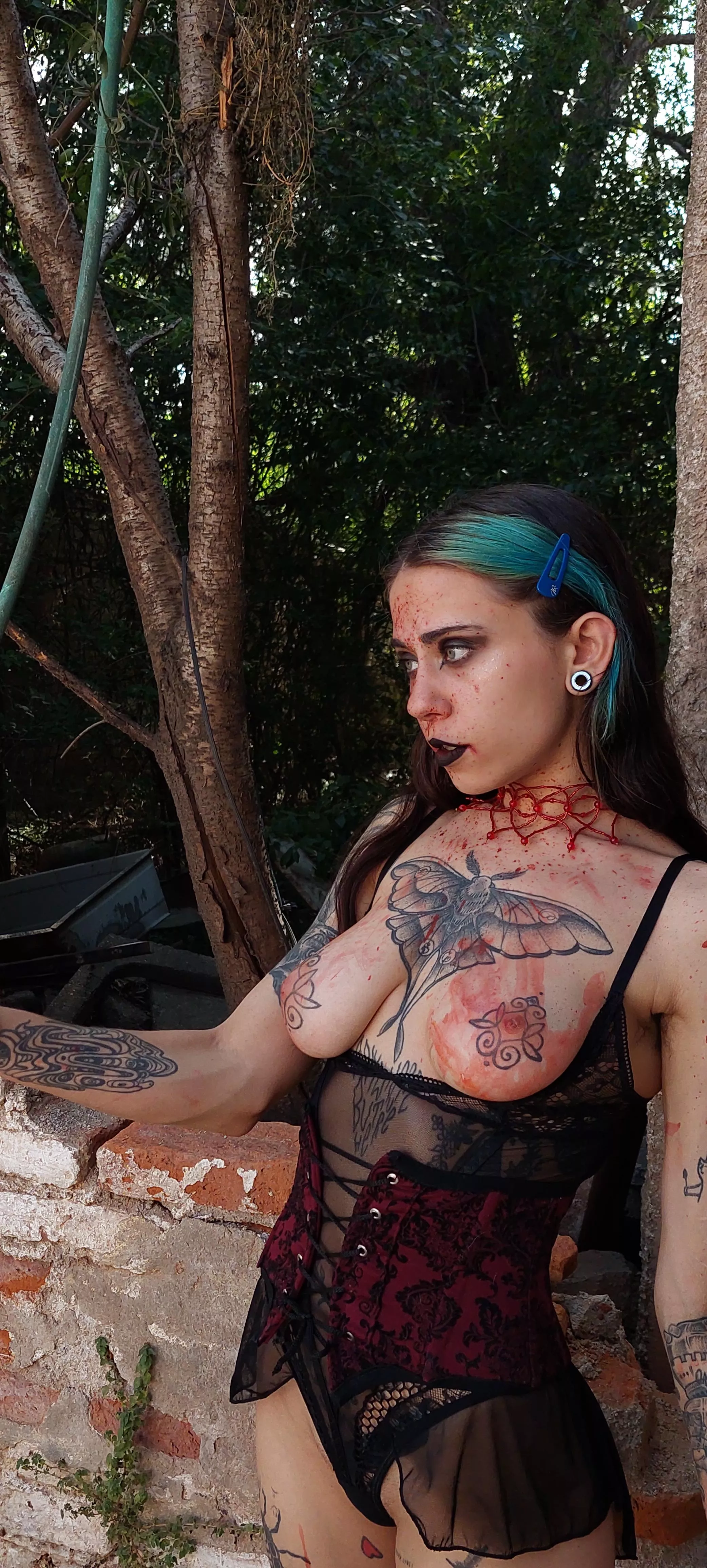 Just trying some spooky makeup posted by uwuninu