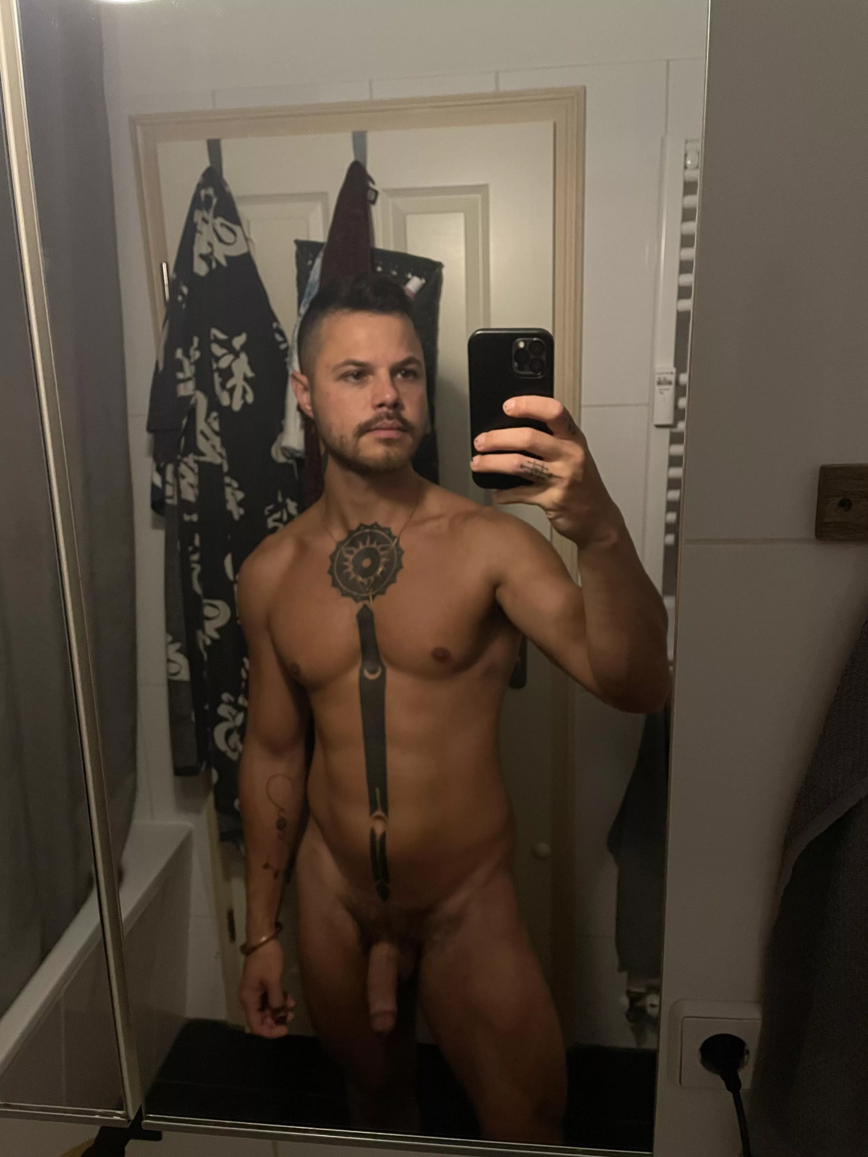 Moody autumn days 🥴anyone cheer me up? posted by n0aNo4