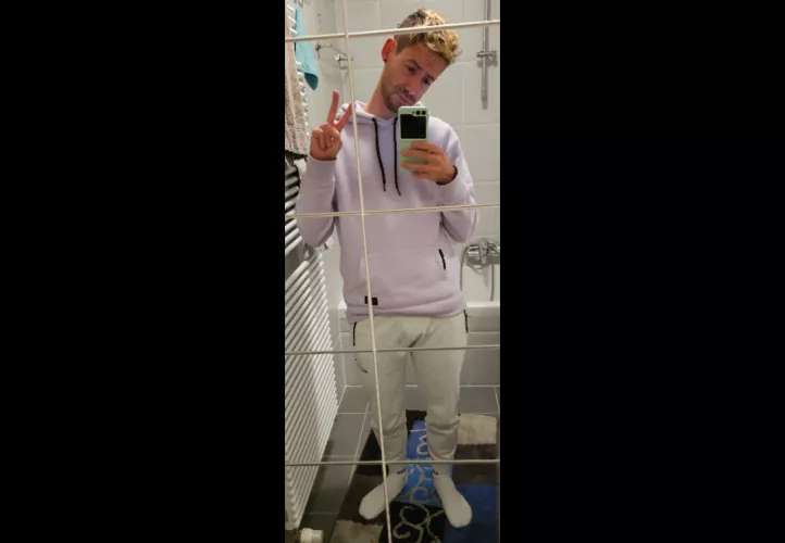 Seeing what Star Rail is all about. Also sweatpants win. by Healthy_Inflation_69