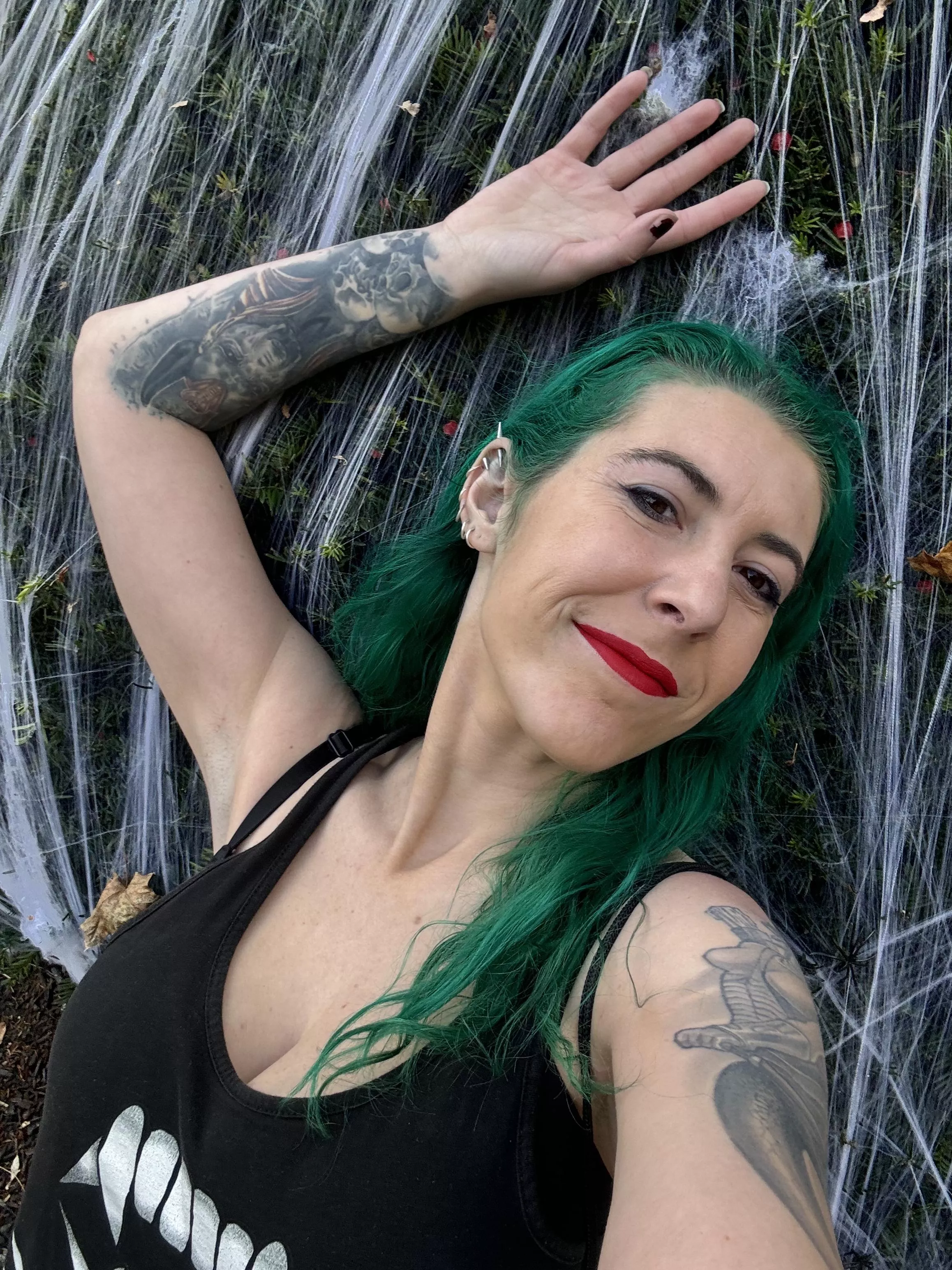 Spooky season hands posted by sirenskiss3