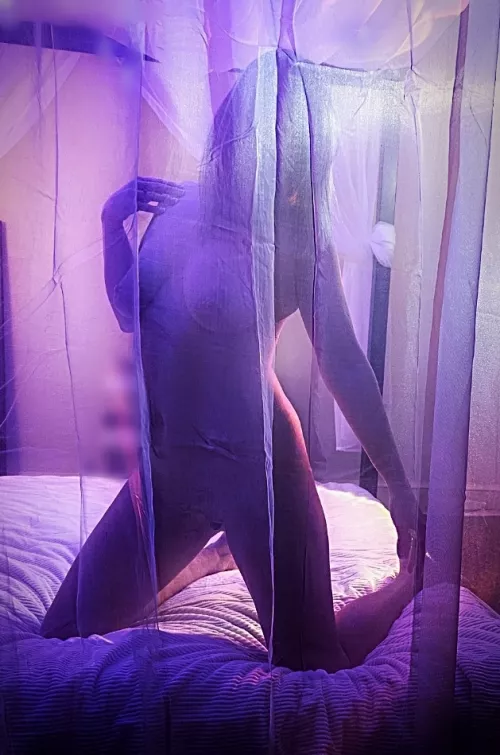 And I just kept looking at the sight of her face in the spotlight so clear... by aGirlyouUSEDtoknow